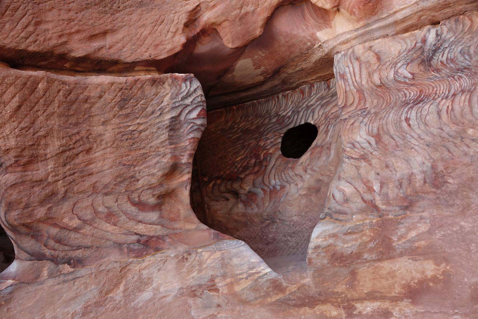 farbige felsen in petra
